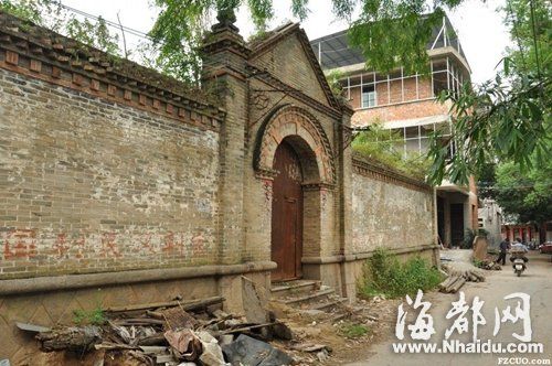 陈祺厝大门，青砖砌成墙，有西式风格(2014年8月　网友“红衣棒糖人”摄)