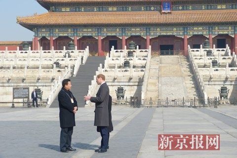 3月2日上午，在京访问的英国剑桥公爵威廉王子参观了故宫，并用中文向大家问好。新京报记者 高美 摄
