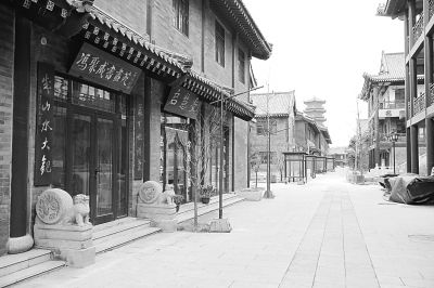 在青州最大的书画市场宋城内，少有行人，很多画廊大门紧闭。本报记者 郭俊锋摄