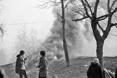 “硝烟”滚滚，如同战争大片的场景。