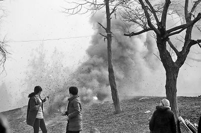 “硝烟”滚滚，如同战争大片的场景。