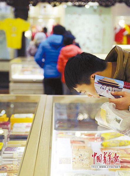 游客正在浏览故宫文化产品。