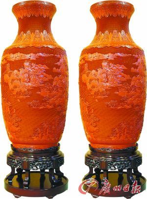 雕漆《江天一览》大花瓶。 