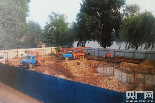 附近住户张先生提供该院落开挖地下部分时施工情况