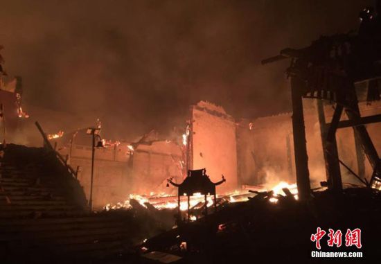 甘肃永靖县雷音寺发生火灾 部分宝殿被烧毁