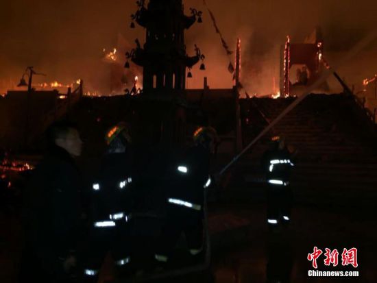 甘肃永靖县雷音寺发生火灾 部分宝殿被烧毁