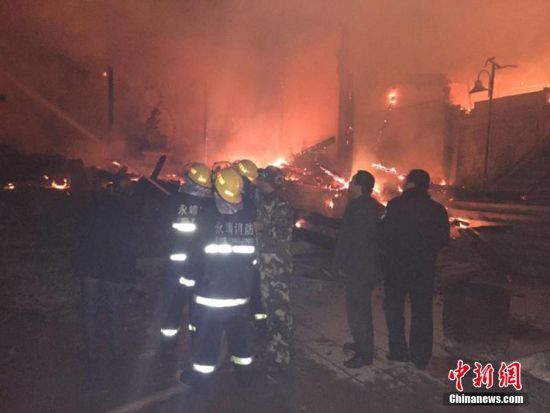 甘肃永靖县雷音寺发生火灾 部分宝殿被烧毁