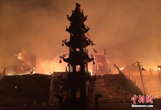 甘肃永靖县雷音寺发生火灾 部分宝殿被烧毁