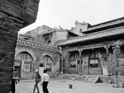 (本文配图为全国重点文物保护单位山西省汾西县师家沟村，有人居住的古建筑保护情况尚好，无人居住的则已破败不堪。本报记者李建斌摄)