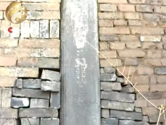 为了防止房屋倒塌，偷盗者用一块块墙砖支撑着石柱
