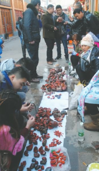 市场内正规商家和地摊小贩共存