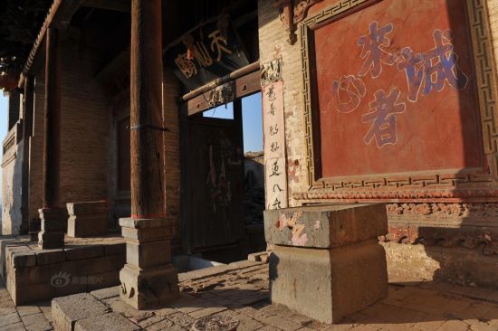 2015年2月6日，山西省长治市壶关县骞堡村关帝庙，始建于清朝正殿门一对石狮柱础，2011年被盗贼偷走，至今下落不明。