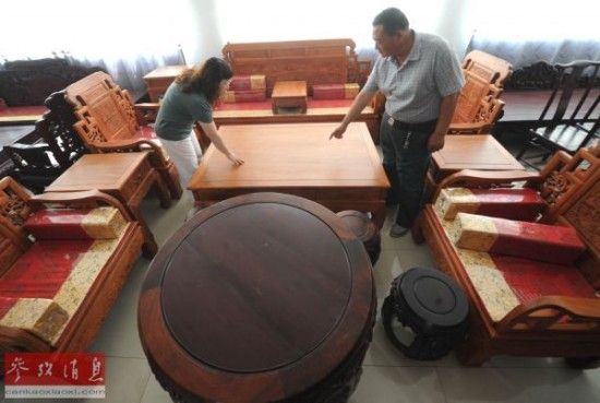 资料图片：中国顾客在选购红木家具。新华社记者李晓果摄