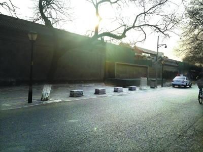 红圈部分为仿古建筑，左侧影壁为真迹。