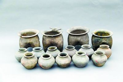 昔鸡之墓出土的大陶鬲和小陶罐。新华社发