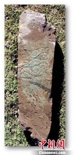 图为新疆布尔津县图瓦新村墓地M1双虎鹿石原貌。　于建军　摄
