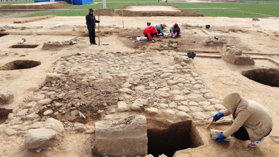 考古学家挖掘现场
