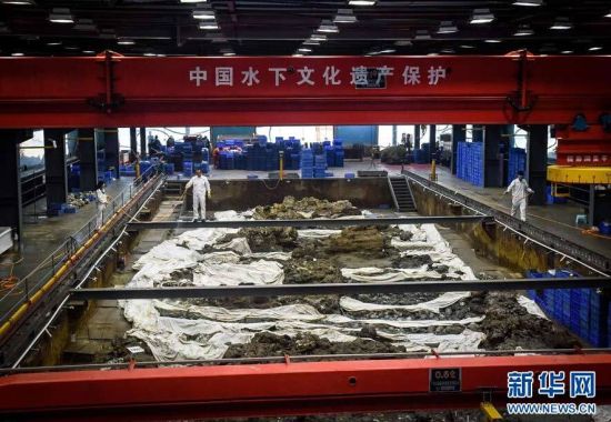 在广东阳江“南海一号”博物馆，考古工作者每天都要定时向沉船船体木质结构喷洒特制药水加以保护。从考古学角度来看，对沉船船体的研究意义甚至大于船上的这些南宋瓷器。