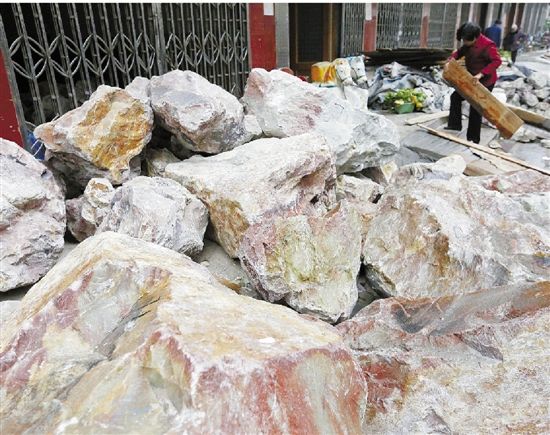 山口村的家家院内，几乎都有山上挖下来的原石。