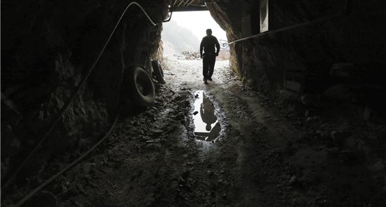 像这样挖入山体腹部的洞穴，在封门山有七八个，最深的达300米。