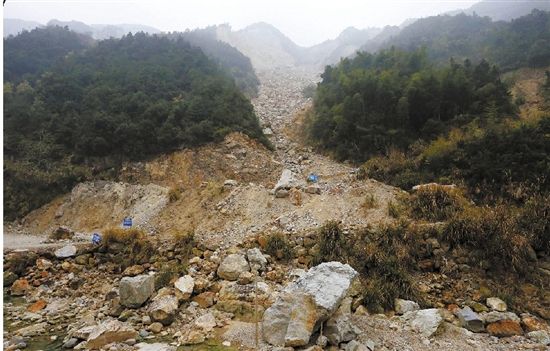 好端端大山，到处坍塌，疮痍满目。