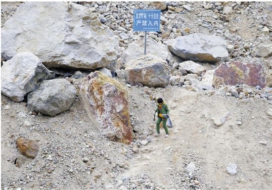 尽管当地政府“严禁入内”警示牌就在眼前，但村民就是视而不见。