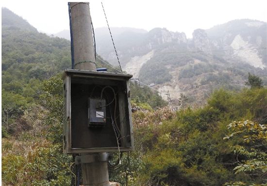 当地有关部门剪断了非法采矿的用电。