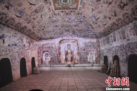 莫高窟数字展示中心由敦煌研究院实施建设，是莫高窟保护利用工程的核心项目，总投资3.4亿元，投入运营近6个月之久，被称为“数字莫高窟”。图为游客在莫高窟数字展示中心可观看的虚拟漫游洞窟《梦幻佛宫》。　刘玉桃