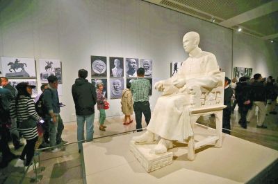 观众在中国国家博物馆参观“开渠百年——纪念刘开渠诞辰110周年展”本报记者  卢旭  摄