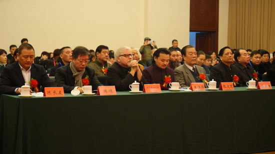嘉宾们在中国传统文化高峰论坛现场