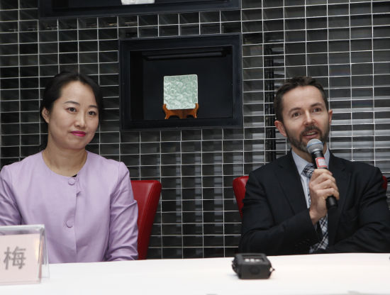 今日艺术集团总裁裴今梅（左）蓬皮杜中心副总监兼出版业务总监Mr Jean-Christophe Claude（右）