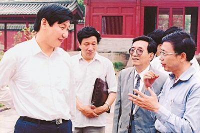1990年6月8日，习近平在福州华林寺调研。
