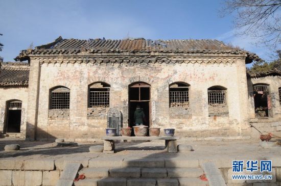 全国重点文物保护单位壶关天仙庙正殿上的砖雕构件被偷光（2014年12月18日摄）。