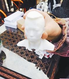 体验活动现场打印出的小人像。