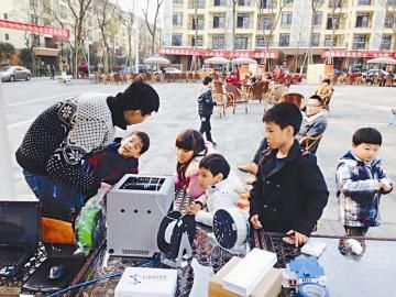 ①体验活动现场，孩子们对3D打印机很感兴趣。