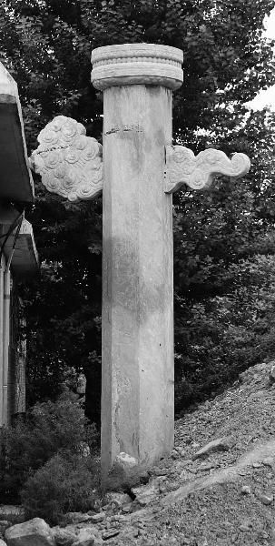 2013年，记者曾拍下莲盘尚未丢失的华表。 摄/法制晚报记者 崔毅飞