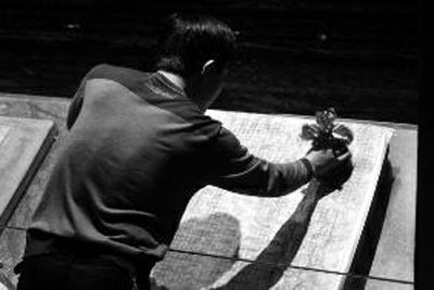 2014年10月，昭陵博物馆内，一名男子在程知节（程咬金）的墓志前制作拓片