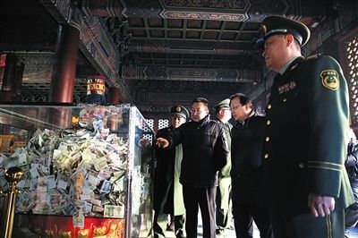 雍和宫，检查人员表示，殿内捐款箱需要及时清理。新京报记者 李飞 摄