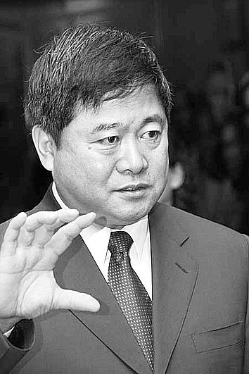 单霁翔故宫博物院院长。毕业于清华大学建筑学院，师从我国著名建筑学家吴良镛教授，并获得博士学位。担任过北京市文物局局长和国家文物局局长。今年9月，在国际文物修复学会2014香港会议上，国际文物修复学会主席莎拉·斯坦尼福斯向单霁翔颁授了世界文物保护专业的最高学术奖——福布斯奖。他是首位获此殊荣的华人。资料图片