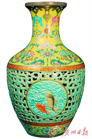 清乾隆 珐琅彩“吉庆有余”纹镂空内青花转心套瓶（2010年成交价为5.5亿元）