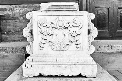 盘点 6件回归圆明园的流失文物 观水法石屏风：这座石屏风最早被宣统皇帝的叔叔载涛存放在私家花园内，1977年运回并原址复位。这是圆明园第一件完整回归的流失文物。