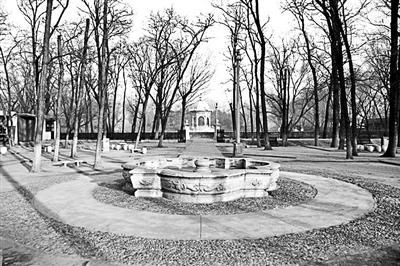 谐奇趣北侧喷泉：上世纪20年代这座喷泉被搬到东城区翠花胡同某大院花园内，直到1987年才被整体移回圆明园原址复位。