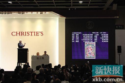 2014年11月26日,明永乐御制红阎摩敌刺绣唐卡在香港佳士得以三亿一千万港元落槌,刷新成化鸡缸杯创下的中国工艺品全球拍卖纪录。(大公报供图)