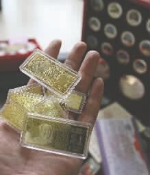 刻有面值“1000”元的“第六套人民币”