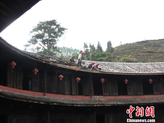 工人正在对南阳楼屋顶瓦面进行维修。　陈佳平　摄