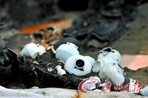 “南海一号”发掘出大量瓷器。记者何波摄