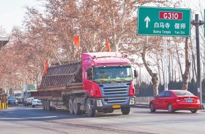 装载着“洛阳二号”的板车驶向回洛仓遗址