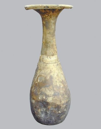 考古现场出土的锡壶洛阳市文物考古研究院供图