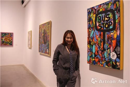 傅蕾蕾在其作品前