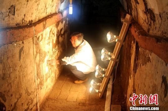 图为现场揭取壁画　记者 田进　摄